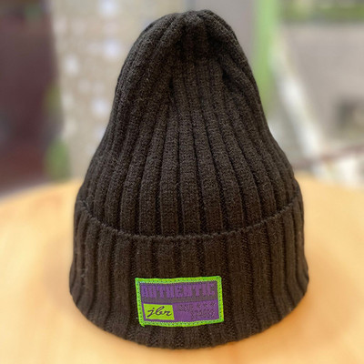 Ανδρικό πλεκτό καπέλο με έμβλημα - πολλά χρώματα