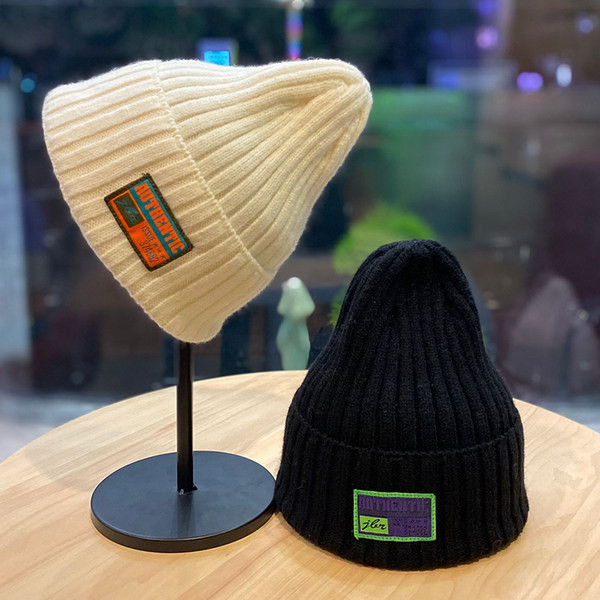 Ανδρικό πλεκτό καπέλο με έμβλημα - πολλά χρώματα