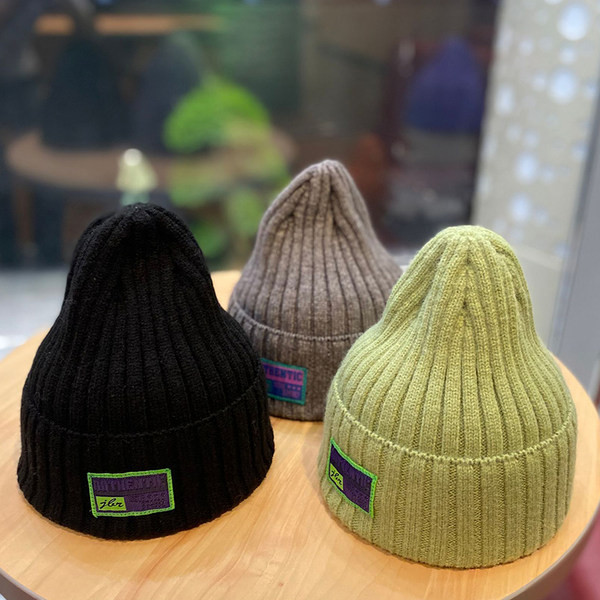 Ανδρικό πλεκτό καπέλο με έμβλημα - πολλά χρώματα