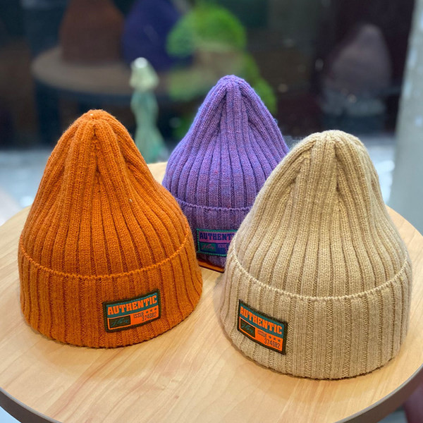 Ανδρικό πλεκτό καπέλο με έμβλημα - πολλά χρώματα