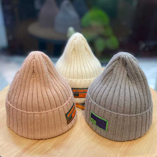 Ανδρικό πλεκτό καπέλο με έμβλημα - πολλά χρώματα