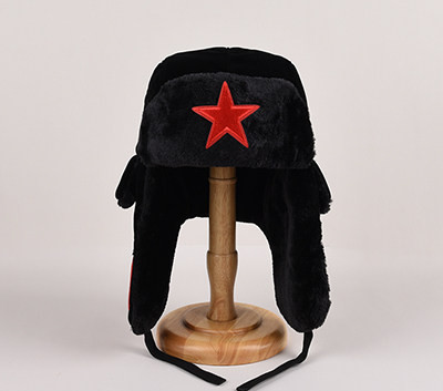 Debela muška kapa naušnica s aplikacijom