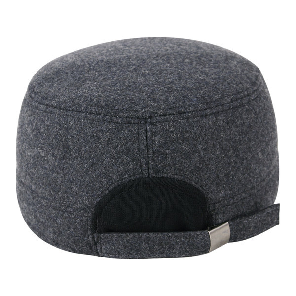 Naujo modelio vyriška žieminė kepurė su metaline emblema