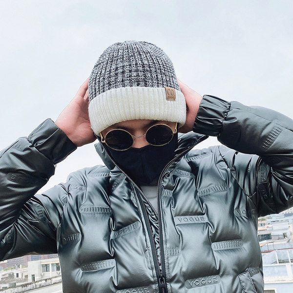 Плетена зимна шапка с поларена подплата