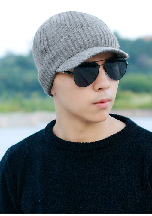 Мъжка зимна шапка с козирка и метален надпис