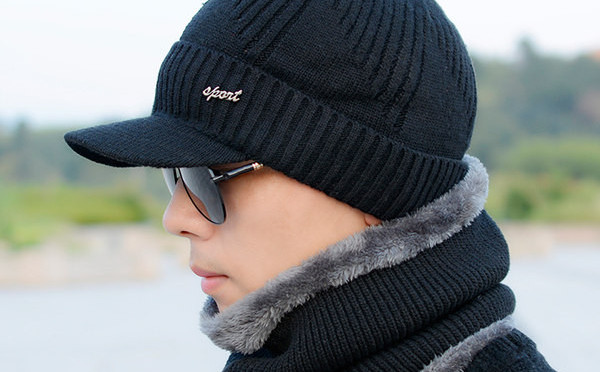 Мъжка зимна шапка с козирка и метален надпис