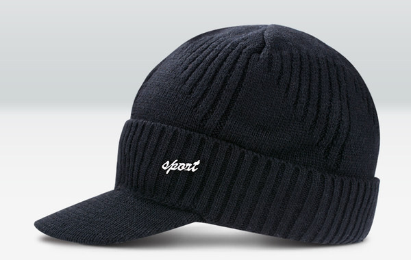 Мъжка зимна шапка с козирка и метален надпис