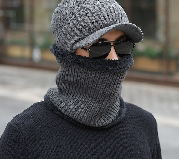 Модерена мъжка шапка подходяща за зимата