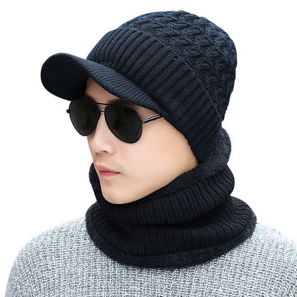 Модерена мъжка шапка подходяща за зимата