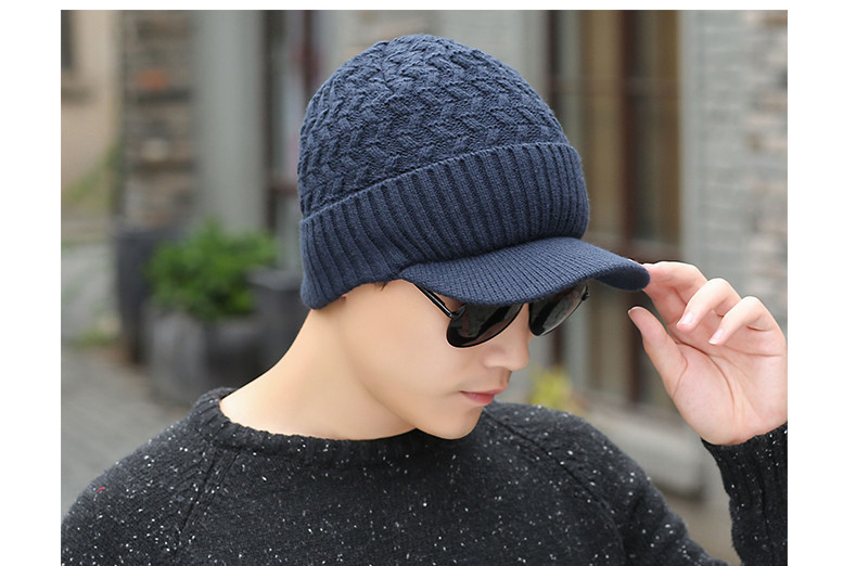 Модерена мъжка шапка подходяща за зимата