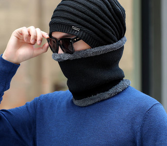 Ανδρικό χειμωνιάτικο καπέλο με ζεστή βελούδινη φόδρα και μεταλλικό στοιχείο