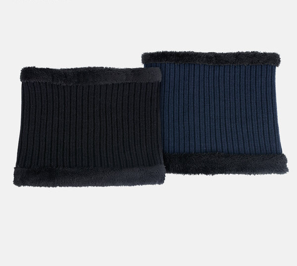 Muška pletena kapa sa metalnim elementom