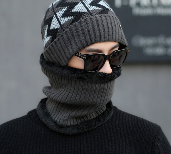 Muška pletena kapa sa metalnim elementom