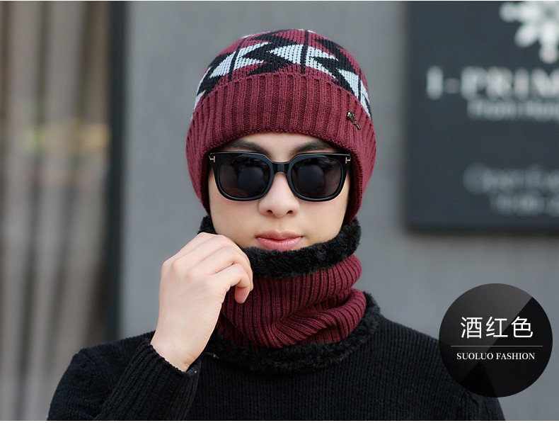 Muška pletena kapa sa metalnim elementom