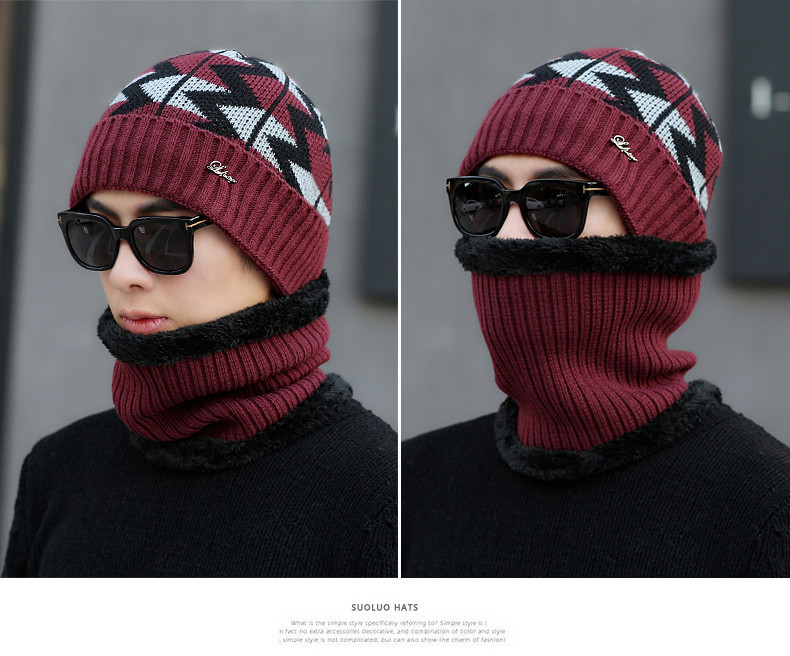 Muška pletena kapa sa metalnim elementom