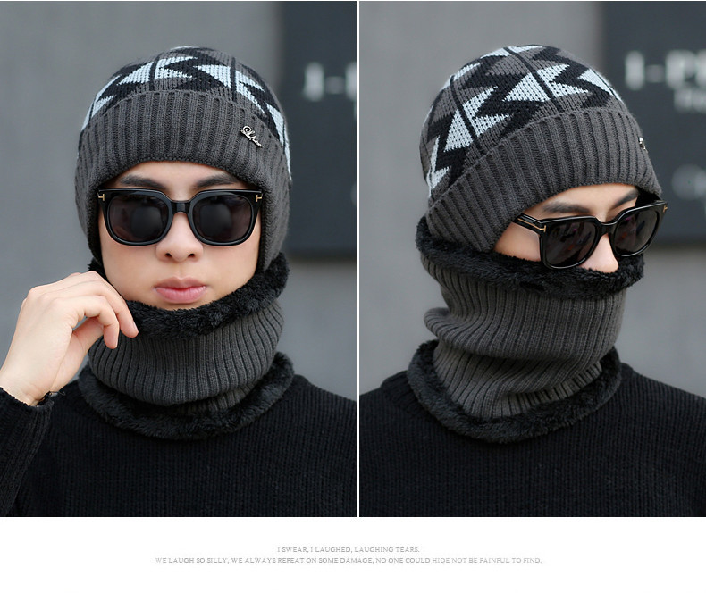 Muška pletena kapa sa metalnim elementom