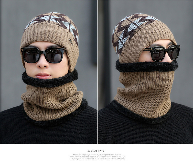 Muška pletena kapa sa metalnim elementom