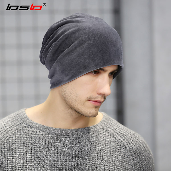 Kelių spalvų vyriška kepurė tinkanti rudeniui ir žiemai