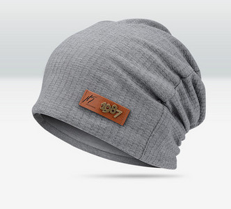 Ανδρικό καπέλο σε διάφορα χρώματα και έμβλημα