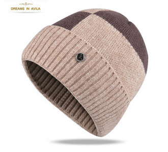 Πλεκτό καπέλο με μεταλλικό στοιχείο για άνδρες