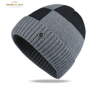 Πλεκτό καπέλο με μεταλλικό στοιχείο για άνδρες