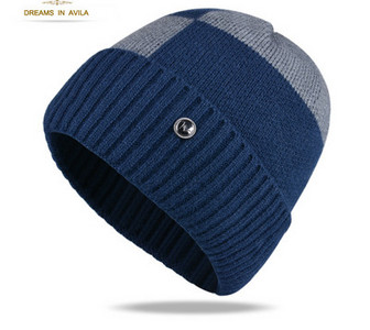 Πλεκτό καπέλο με μεταλλικό στοιχείο για άνδρες