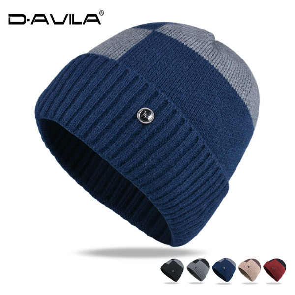 Πλεκτό καπέλο με μεταλλικό στοιχείο για άνδρες