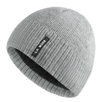 Зимна мъжка шапка с топла подплата в сив и черен цвят 