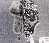 Muška pletena crno-bijela kapa s perom