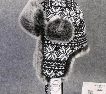 Мъжка плетена черно-бяла шапка с пух