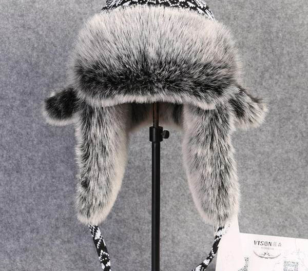 Muška pletena crno-bijela kapa s perom