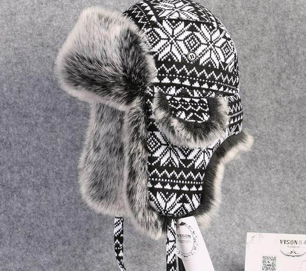 Muška pletena crno-bijela kapa s perom