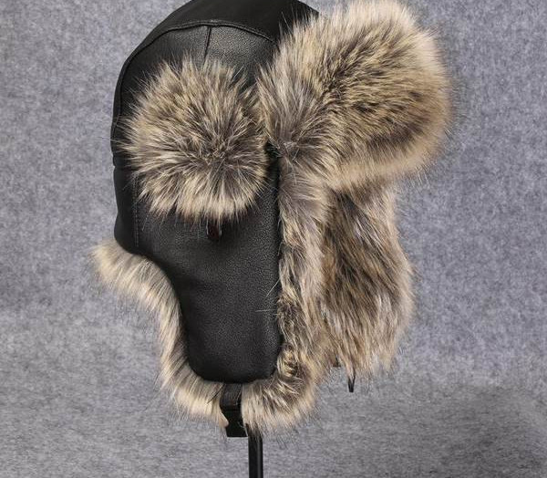 Μοντέρνο χειμωνιάτικο καπέλο από έκο δέρμα με πούπουλο