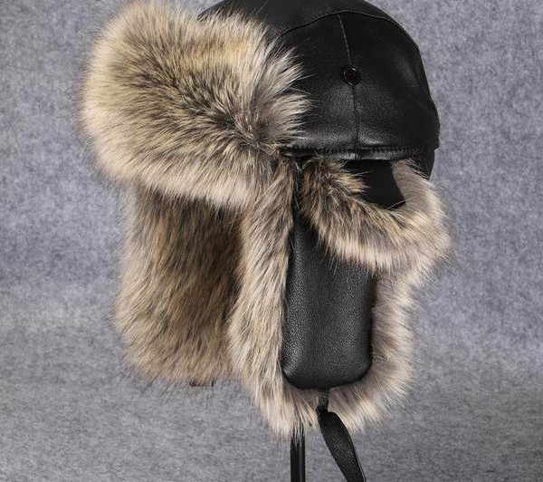 Μοντέρνο χειμωνιάτικο καπέλο από έκο δέρμα με πούπουλο