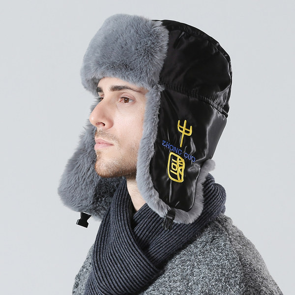 Zimska muška kapa s vezom i puhom