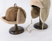 Ανδρικό χειμερινό καπέλο με κορδόνια και πουπουλένια φόδρα