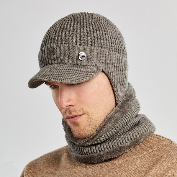 Зимна мъжка шапка с козирка и шал