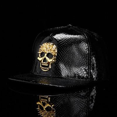 Μοντέρνο ανδρικό καπέλο με γείσο και γυαλιστερό αποτέλεσμα