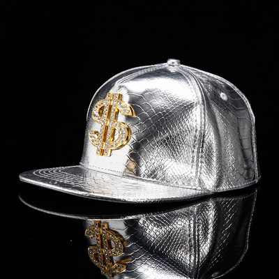 Μοντέρνο ανδρικό καπέλο με γείσο και γυαλιστερό αποτέλεσμα