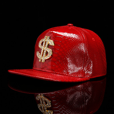 Μοντέρνο ανδρικό καπέλο με γείσο και γυαλιστερό αποτέλεσμα