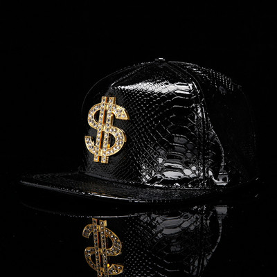 Μοντέρνο ανδρικό καπέλο με γείσο και γυαλιστερό αποτέλεσμα