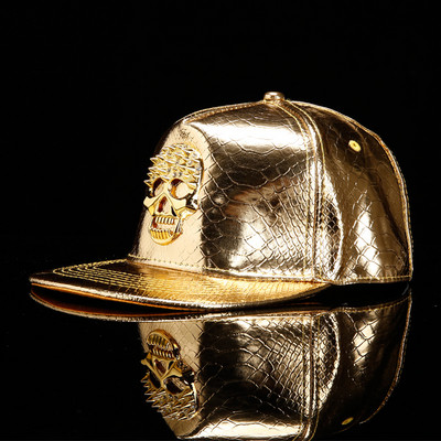 Μοντέρνο ανδρικό καπέλο με γείσο και γυαλιστερό αποτέλεσμα