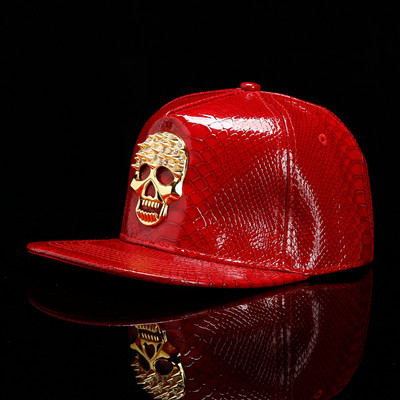 Μοντέρνο ανδρικό καπέλο με γείσο και γυαλιστερό αποτέλεσμα