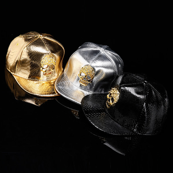 Μοντέρνο ανδρικό καπέλο με γείσο και γυαλιστερό αποτέλεσμα