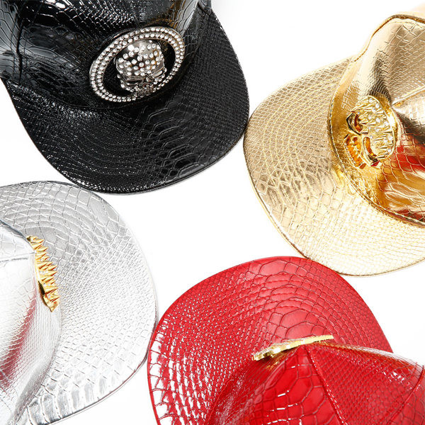 Μοντέρνο ανδρικό καπέλο με γείσο και γυαλιστερό αποτέλεσμα