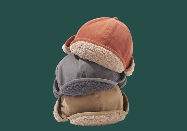 Elegantna muška kapa s naušnicama i šilterom