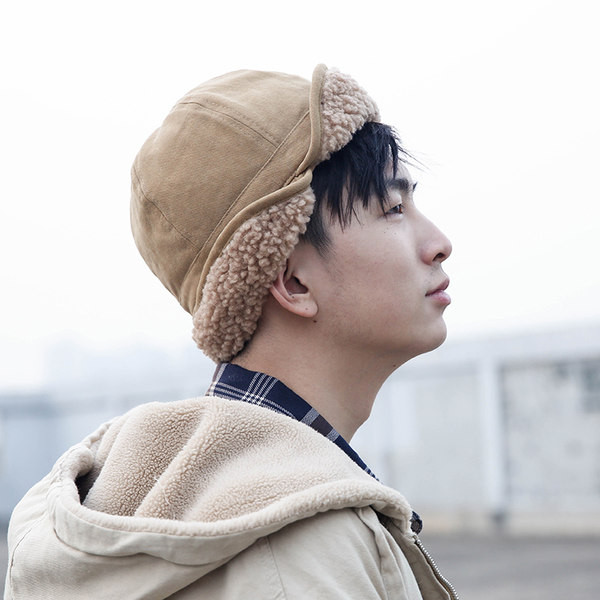 Elegantna muška kapa s naušnicama i šilterom