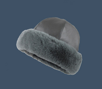 Стилна кожена шапка с пух за жени и мъже