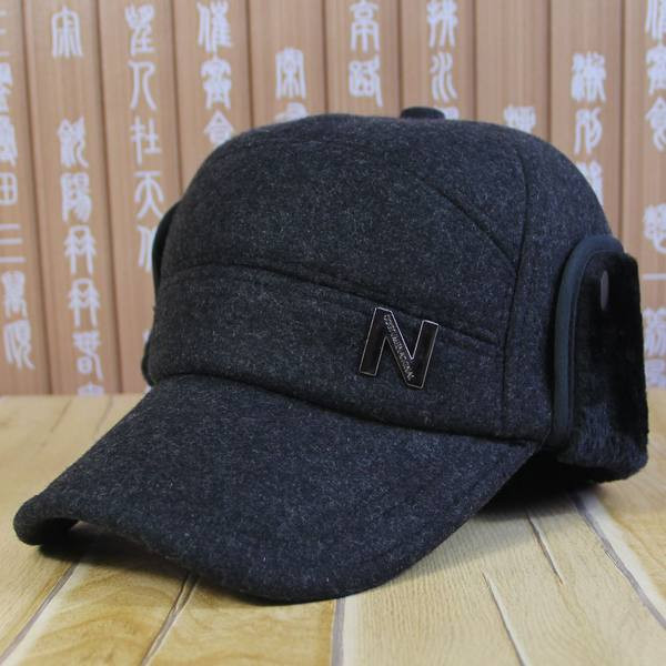 Juodos spalvos vyriška kepurė su skydeliu