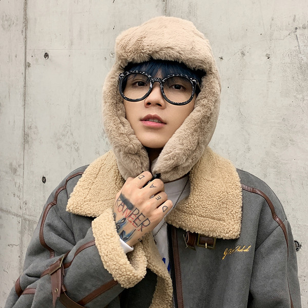 Vyriška pūkinė žieminė kepurė su auskarais